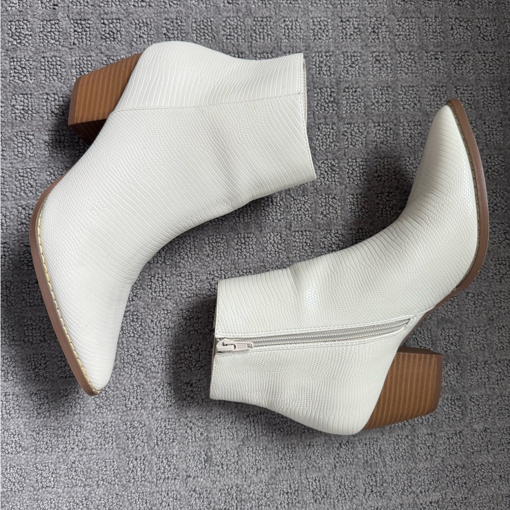 Lulus Spirit White and Blonde Pointed Toe Ankle Booties size 8